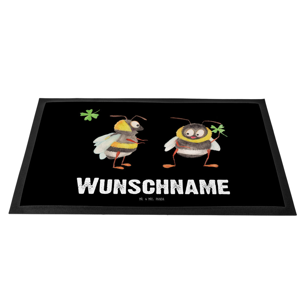 Personalisierte Fußmatte Hummeln mit Kleeblatt Personalisierte Fußmatte, Fußmatte mit Namen, Personalisieruung, Personalisiert, Fußmatte bedrucken, Türvorleger mit Namen, Haustürmatte personalisiert, Namensfussmatte, Wunschnamen, Bedrucken, Türvorleger personalisiert, süße Tiermotive, gute Laune, lustige Sprüche, Tiere, Hummel, Biene, Spruch positiv, Biene Deko, Spruch schön, glücklich sein, glücklich werden, Spruch fröhlich