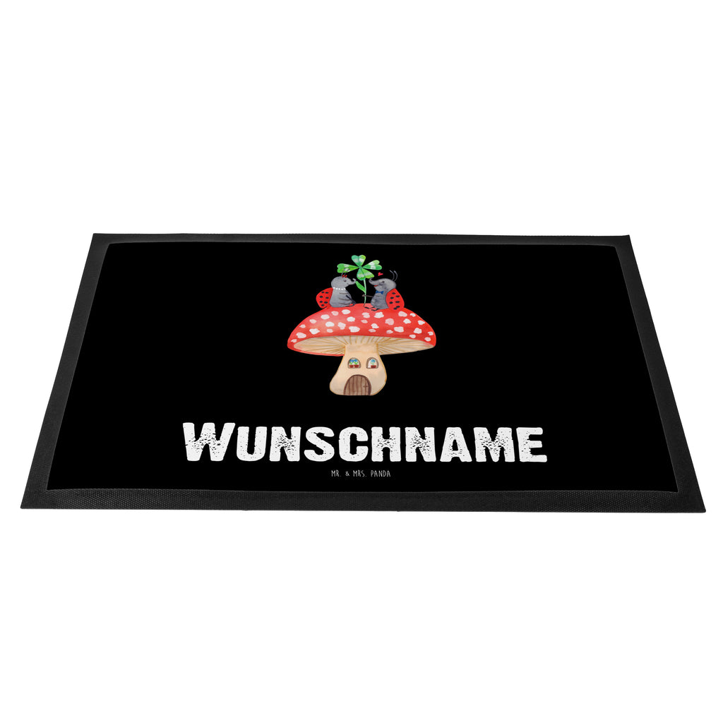 Personalisierte Fußmatte Marienkäfer Paar Fliegenpilz Personalisierte Fußmatte, Fußmatte mit Namen, Personalisieruung, Personalisiert, Fußmatte bedrucken, Türvorleger mit Namen, Haustürmatte personalisiert, Namensfussmatte, Wunschnamen, Bedrucken, Türvorleger personalisiert, süße Tiermotive, gute Laune, lustige Sprüche, Tiere, Haus, Wohnung, zuhause, Fliegenpilz, Marienkäfer, Fleigenpilzhaus