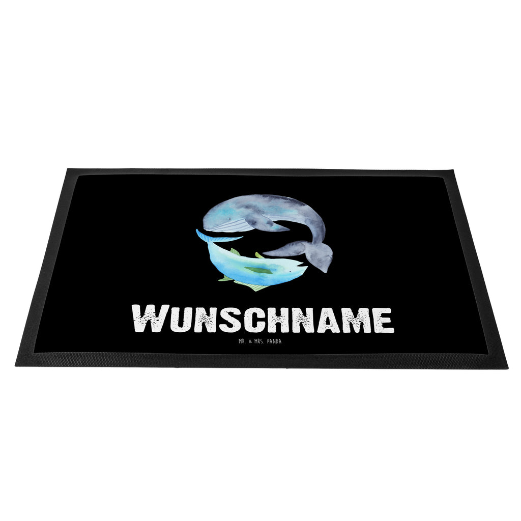 Personalisierte Fußmatte Walfisch & Thunfisch Personalisierte Fußmatte, Fußmatte mit Namen, Personalisieruung, Personalisiert, Fußmatte bedrucken, Türvorleger mit Namen, Haustürmatte personalisiert, Namensfussmatte, Wunschnamen, Bedrucken, Türvorleger personalisiert, süße Tiermotive, gute Laune, lustige Sprüche, Tiere, Wal, Wahl, Tunfisch, Wortwitz lustig, Spruch lustig, Flachwitz, Witz, Spruch des Tages, Flachwitz Geschenk