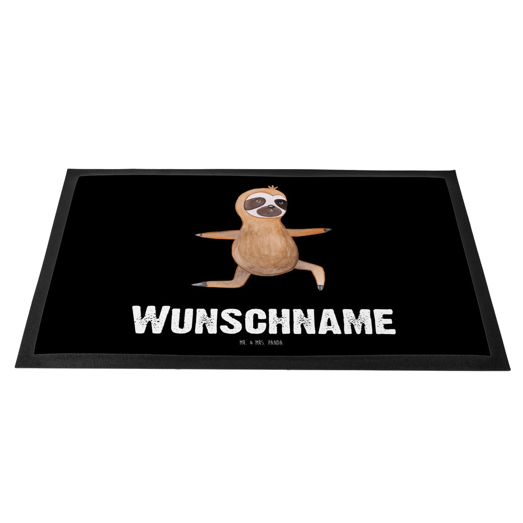 Personalisierte Fußmatte Faultier  Yoga Personalisierte Fußmatte, Fußmatte mit Namen, Personalisieruung, Personalisiert, Fußmatte bedrucken, Türvorleger mit Namen, Haustürmatte personalisiert, Namensfussmatte, Wunschnamen, Bedrucken, Türvorleger personalisiert, Faultier, Faultier Geschenk, Faultier Deko, Faultiere, faul, Lieblingstier, Yoga, Namaste, Krieger, Yogaübungen, Meditation, Atmung, Gelassenheit, Entspannung