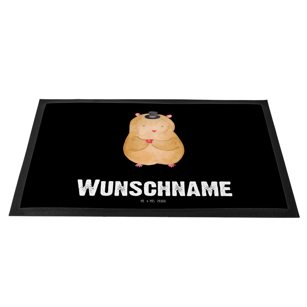Personalisierte Fußmatte Hamster mit Hut Personalisierte Fußmatte, Fußmatte mit Namen, Personalisieruung, Personalisiert, Fußmatte bedrucken, Türvorleger mit Namen, Haustürmatte personalisiert, Namensfussmatte, Wunschnamen, Bedrucken, Türvorleger personalisiert, süße Tiermotive, gute Laune, lustige Sprüche, Tiere, Hamster, Hut, Magier, Zylinder, Zwerghamster, Zauberer, Houdini