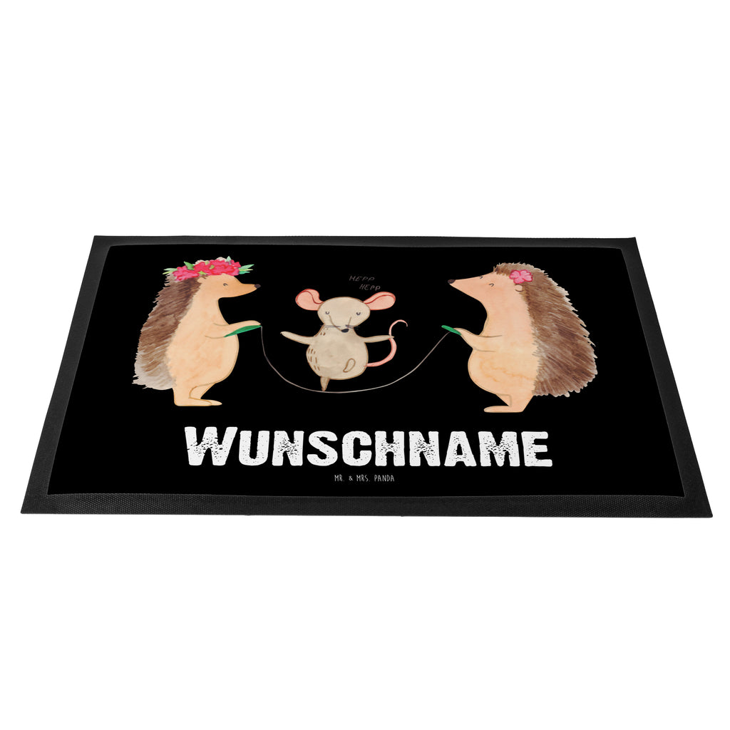 Personalisierte Fußmatte Igel Seilhüpfen Personalisierte Fußmatte, Fußmatte mit Namen, Personalisieruung, Personalisiert, Fußmatte bedrucken, Türvorleger mit Namen, Haustürmatte personalisiert, Namensfussmatte, Wunschnamen, Bedrucken, Türvorleger personalisiert, süße Tiermotive, gute Laune, lustige Sprüche, Tiere, Igel, Maus, Seilspringen, Seilhüpfen, Kinder, Kindergarten