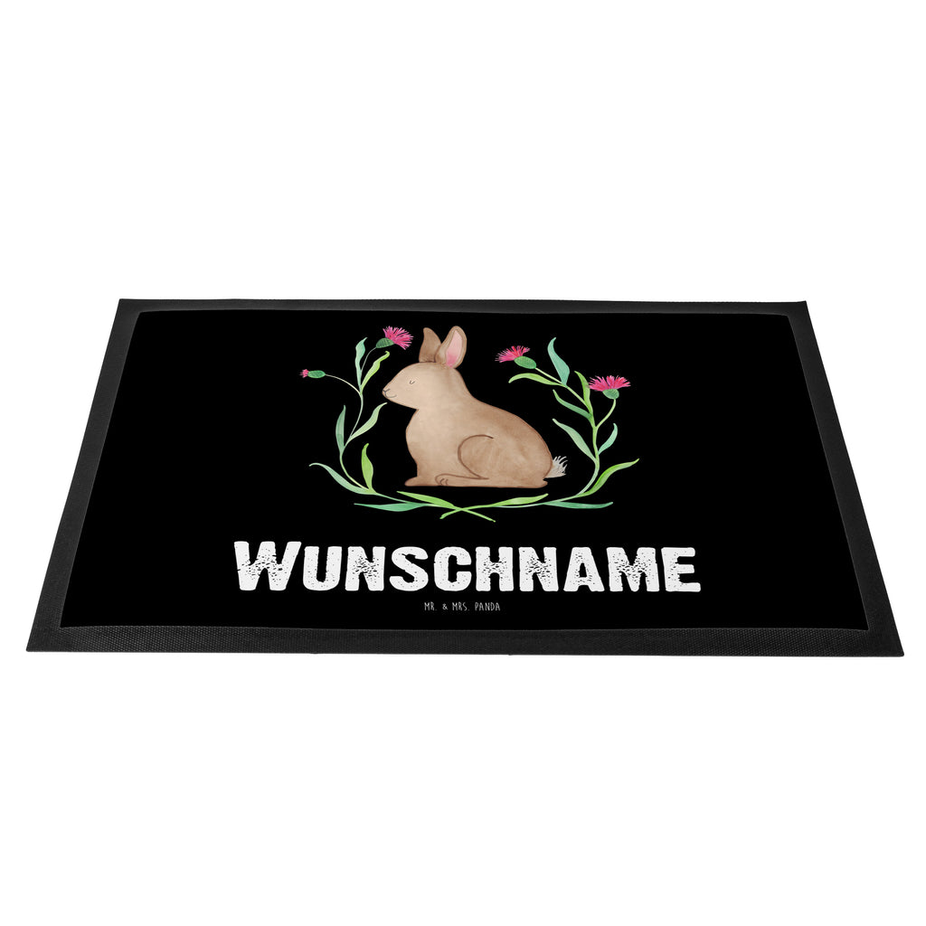 Personalisierte Fußmatte Hase sitzend Personalisierte Fußmatte, Fußmatte mit Namen, Personalisieruung, Personalisiert, Fußmatte bedrucken, Türvorleger mit Namen, Haustürmatte personalisiert, Namensfussmatte, Wunschnamen, Bedrucken, Türvorleger personalisiert, Ostern, Osterhase, Ostergeschenke, Osternest, Osterdeko, Geschenk zu Ostern, Frohe Ostern, Ostergrüße, Osterblume, Liebe, Grüße, Hase, Kaninchen