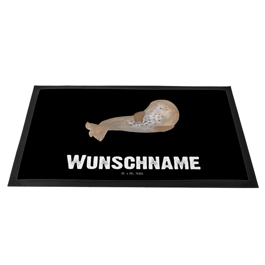 Personalisierte Fußmatte Robbe lachend Personalisierte Fußmatte, Fußmatte mit Namen, Personalisieruung, Personalisiert, Fußmatte bedrucken, Türvorleger mit Namen, Haustürmatte personalisiert, Namensfussmatte, Wunschnamen, Bedrucken, Türvorleger personalisiert, süße Tiermotive, gute Laune, lustige Sprüche, Tiere, Robbe, Robben, Seehund, Strand, Meerestier, Ostsee, Nordsee