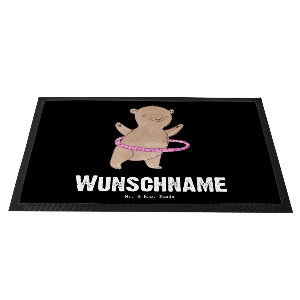 Personalisierte Fußmatte Bär Hula Hoop Tage Personalisierte Fußmatte, Fußmatte mit Namen, Personalisieruung, Personalisiert, Fußmatte bedrucken, Türvorleger mit Namen, Haustürmatte personalisiert, Namensfussmatte, Wunschnamen, Bedrucken, Türvorleger personalisiert, Geschenk, Sport, Sportart, Hobby, Schenken, Danke, Dankeschön, Auszeichnung, Gewinn, Sportler, Hula Hoop, Fitness, Training