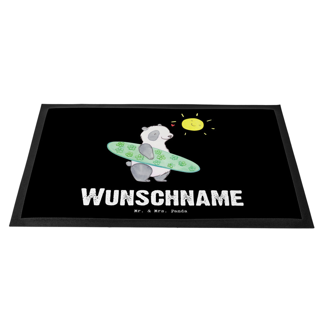 Personalisierte Fußmatte Panda Surfen Tage Personalisierte Fußmatte, Fußmatte mit Namen, Personalisieruung, Personalisiert, Fußmatte bedrucken, Türvorleger mit Namen, Haustürmatte personalisiert, Namensfussmatte, Wunschnamen, Bedrucken, Türvorleger personalisiert, Geschenk, Sport, Sportart, Hobby, Schenken, Danke, Dankeschön, Auszeichnung, Gewinn, Sportler, Wellenreiten, Surfen, Surfschule