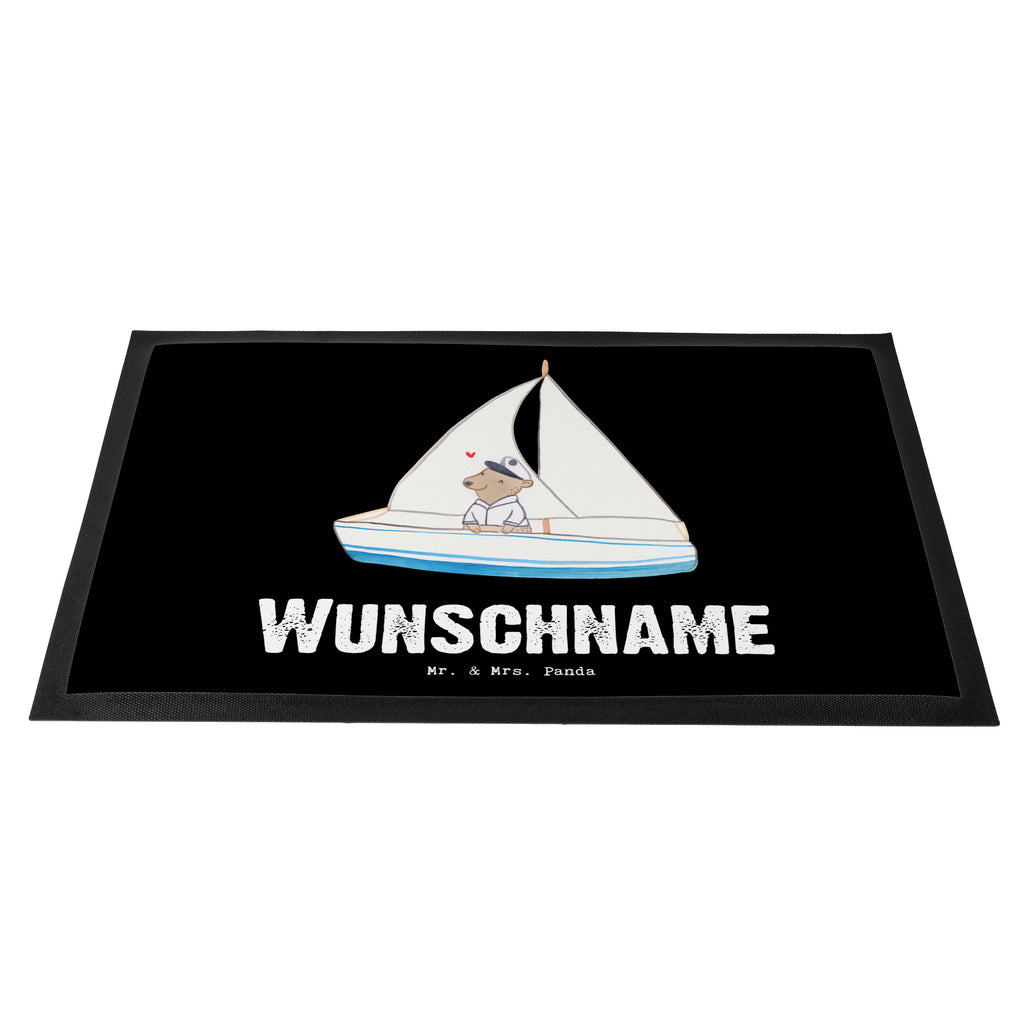 Personalisierte Fußmatte Bär Segeln Tage Personalisierte Fußmatte, Fußmatte mit Namen, Personalisieruung, Personalisiert, Fußmatte bedrucken, Türvorleger mit Namen, Haustürmatte personalisiert, Namensfussmatte, Wunschnamen, Bedrucken, Türvorleger personalisiert, Geschenk, Sport, Sportart, Hobby, Schenken, Danke, Dankeschön, Auszeichnung, Gewinn, Sportler, segeln, Segeltörn, Segelboot, Segelschule, Yachtclub