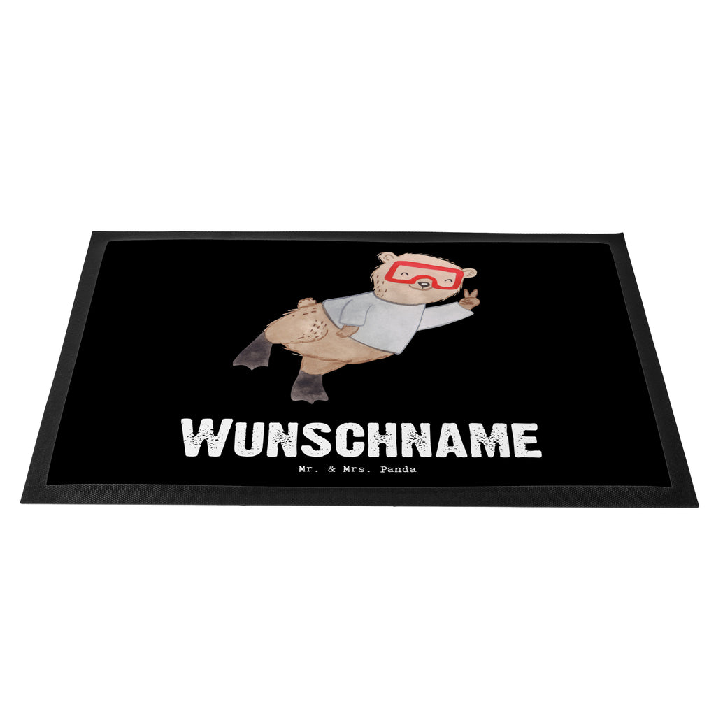 Personalisierte Fußmatte Bär Tauchen Tage Personalisierte Fußmatte, Fußmatte mit Namen, Personalisieruung, Personalisiert, Fußmatte bedrucken, Türvorleger mit Namen, Haustürmatte personalisiert, Namensfussmatte, Wunschnamen, Bedrucken, Türvorleger personalisiert, Geschenk, Sport, Sportart, Hobby, Schenken, Danke, Dankeschön, Auszeichnung, Gewinn, Sportler, Tauchen, schnorcheln, Tauchgang, Tauchschule, Diving, Dive