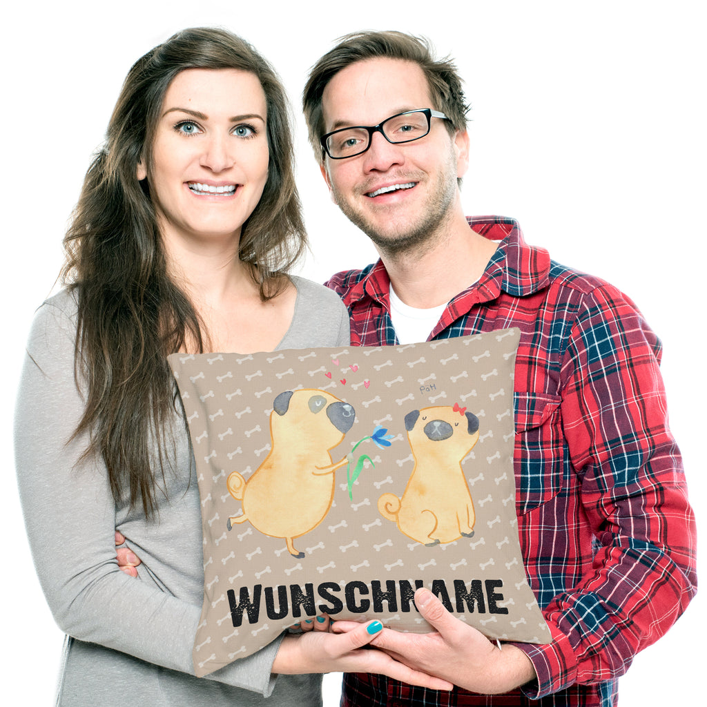 Personalisiertes Kissen Mops verliebt Kissen, personalisiert, Name, Wunschname, bedrucken, Kopfkissen, Hund, Hundemotiv, Haustier, Hunderasse, Tierliebhaber, Hundebesitzer, Sprüche, Mops, Möpse, Hundeliebe, verliebt, Liebe, Liebesspruch. Verlobt, Geschenk Freund, Partner