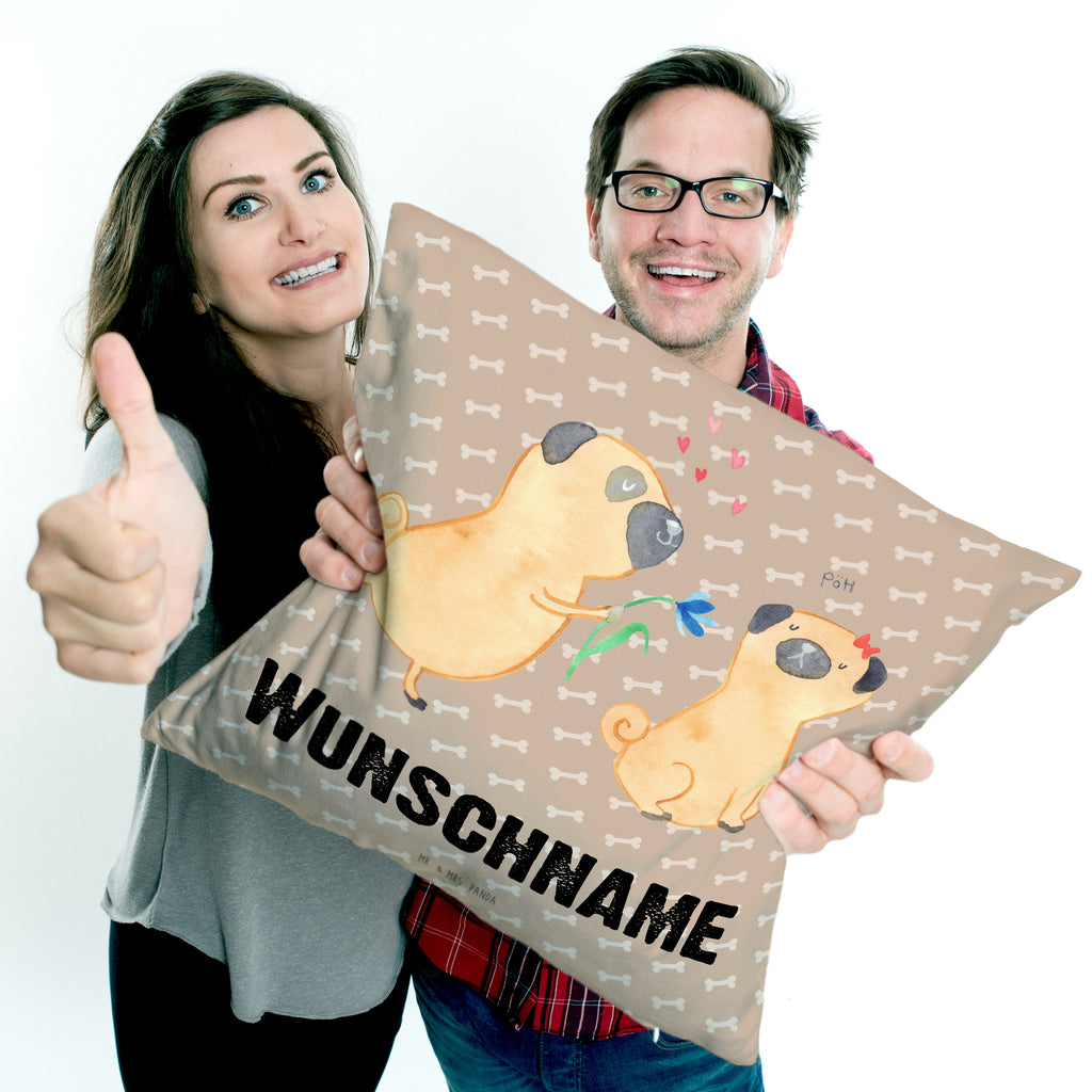 Personalisiertes Kissen Mops verliebt Kissen, personalisiert, Name, Wunschname, bedrucken, Kopfkissen, Hund, Hundemotiv, Haustier, Hunderasse, Tierliebhaber, Hundebesitzer, Sprüche, Mops, Möpse, Hundeliebe, verliebt, Liebe, Liebesspruch. Verlobt, Geschenk Freund, Partner