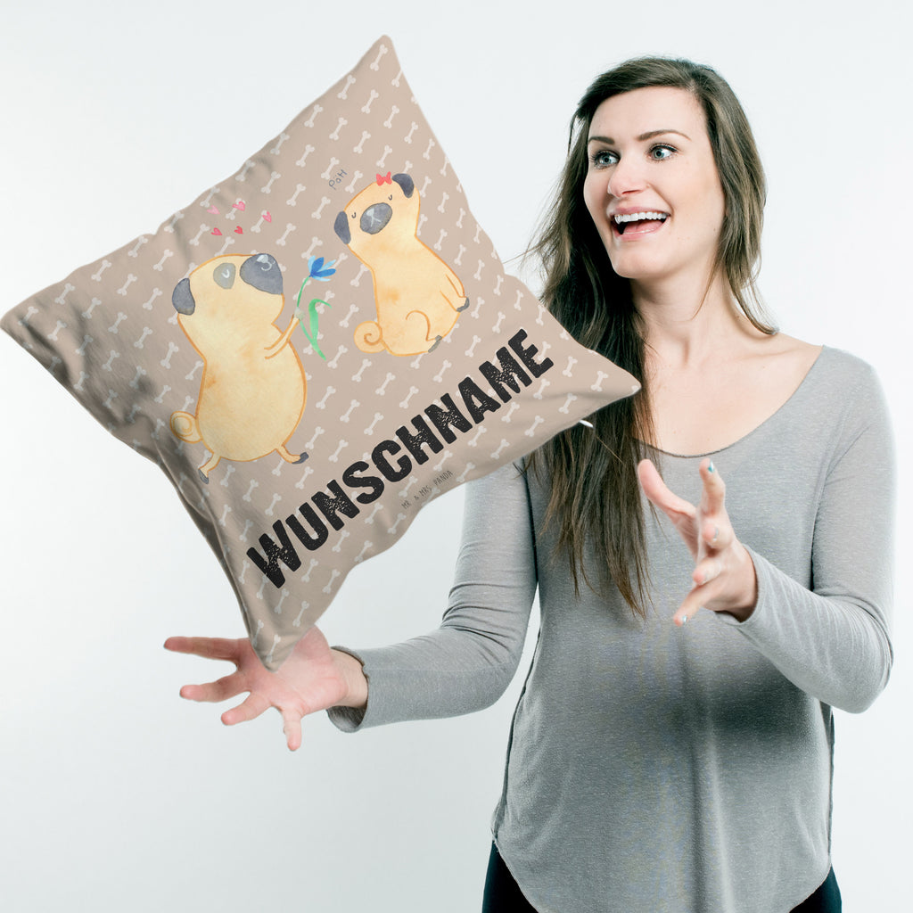 Personalisiertes Kissen Mops verliebt Kissen, personalisiert, Name, Wunschname, bedrucken, Kopfkissen, Hund, Hundemotiv, Haustier, Hunderasse, Tierliebhaber, Hundebesitzer, Sprüche, Mops, Möpse, Hundeliebe, verliebt, Liebe, Liebesspruch. Verlobt, Geschenk Freund, Partner