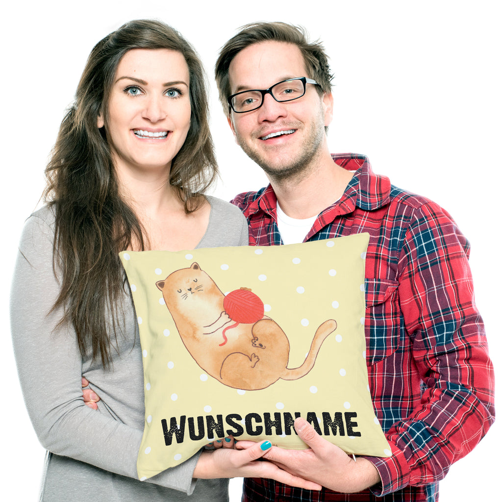 Personalisiertes Kissen Katzen Wollknäul Kissen, personalisiert, Name, Wunschname, bedrucken, Kopfkissen, Katze, Katzenmotiv, Katzenfan, Katzendeko, Katzenfreund, Katzenliebhaber, Katzenprodukte, Katzenartikel, Katzenaccessoires, Katzensouvenirs, Katzenliebhaberprodukte, Katzenmotive, Katzen, Kater, Mietze, Cat, Cats, Katzenhalter, Katzenbesitzerin, Haustier, Wollknäuel, Wolle, Spielen, Spiel, verspielt