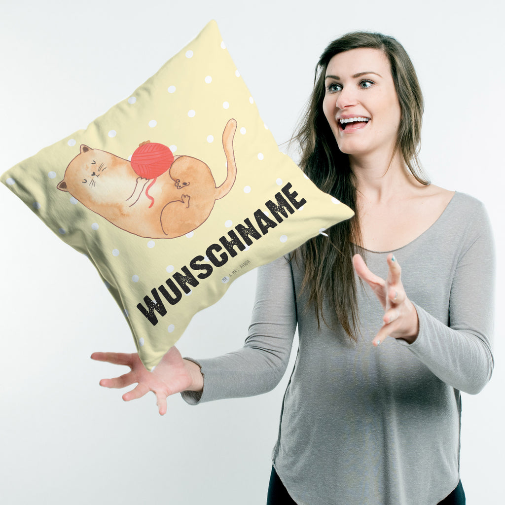 Personalisiertes Kissen Katzen Wollknäul Kissen, personalisiert, Name, Wunschname, bedrucken, Kopfkissen, Katze, Katzenmotiv, Katzenfan, Katzendeko, Katzenfreund, Katzenliebhaber, Katzenprodukte, Katzenartikel, Katzenaccessoires, Katzensouvenirs, Katzenliebhaberprodukte, Katzenmotive, Katzen, Kater, Mietze, Cat, Cats, Katzenhalter, Katzenbesitzerin, Haustier, Wollknäuel, Wolle, Spielen, Spiel, verspielt