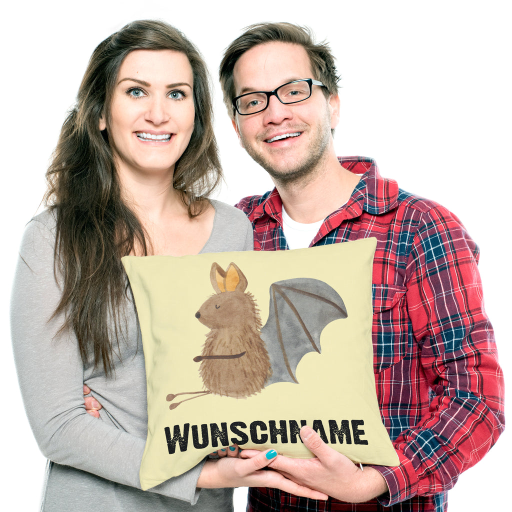 Personalisiertes Kissen Fledermaus sitzend Kissen, personalisiert, Name, Wunschname, bedrucken, Kopfkissen, Tiermotive, Gute Laune, lustige Sprüche, Tiere, Fledermaus, Fledermäuse, Motivation, entspannen