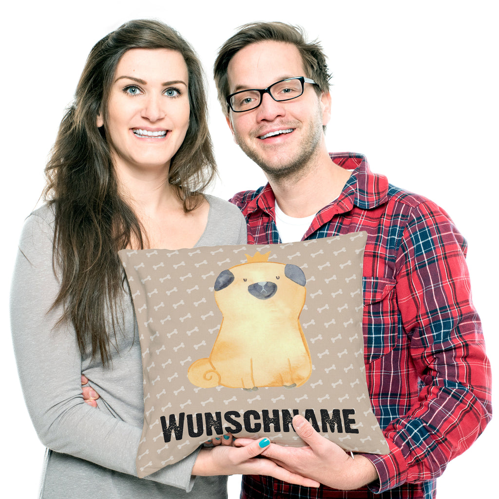 Personalisiertes Kissen Mops Krone Kissen, personalisiert, Name, Wunschname, bedrucken, Kopfkissen, Hund, Hundemotiv, Haustier, Hunderasse, Tierliebhaber, Hundebesitzer, Sprüche, Mops, allergisch, kinderlos, Hausregel, Hundebesitzer. Spruch, lustig