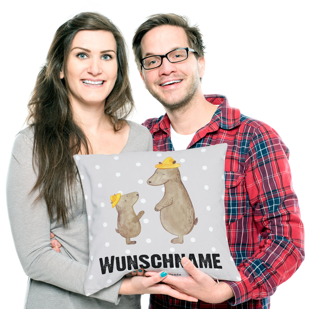 Personalisiertes Kissen Bär Bester Vati der Welt Kissen, personalisiert, Name, Wunschname, bedrucken, Kopfkissen, für, Dankeschön, Geschenk, Schenken, Geburtstag, Geburtstagsgeschenk, Geschenkidee, Danke, Bedanken, Mitbringsel, Freude machen, Geschenktipp, Vater, Papa, Dad, Daddy, Paps, Papi, Vati, Eltern, Geschenk Vater, Mann, Familie, Bester, Kleinigkeit