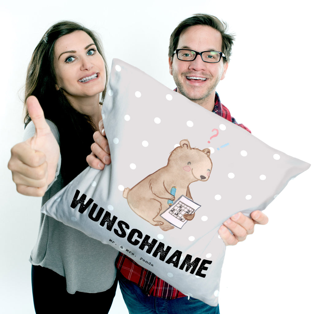 Personalisiertes Kissen Bär Rätsel lösen Tage Kissen, personalisiert, Name, Wunschname, bedrucken, Kopfkissen, Geschenk, Sport, Sportart, Hobby, Schenken, Danke, Dankeschön, Auszeichnung, Gewinn, Sportler, Rätsel lösen, Kreuzworträtsel lösen, Knobeln, Gedächtnistraining, Gedächtnissport