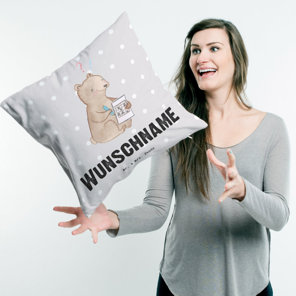 Personalisiertes Kissen Bär Rätsel lösen Tage Kissen, personalisiert, Name, Wunschname, bedrucken, Kopfkissen, Geschenk, Sport, Sportart, Hobby, Schenken, Danke, Dankeschön, Auszeichnung, Gewinn, Sportler, Rätsel lösen, Kreuzworträtsel lösen, Knobeln, Gedächtnistraining, Gedächtnissport