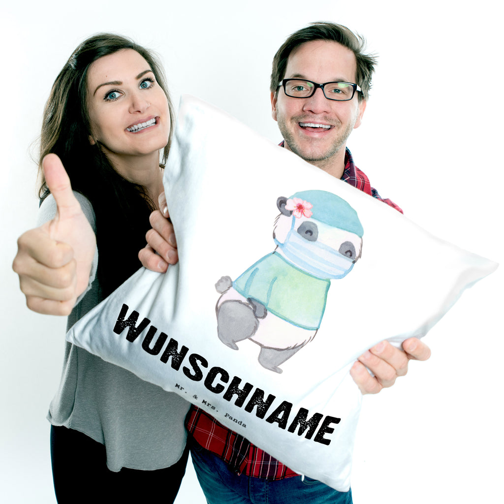 Personalisiertes Kissen Chirurgin mit Herz Kissen, personalisiert, Name, Wunschname, bedrucken, Kopfkissen, Beruf, Ausbildung, Jubiläum, Abschied, Rente, Kollege, Kollegin, Geschenk, Schenken, Arbeitskollege, Mitarbeiter, Firma, Danke, Dankeschön, Chirurgin, Unfallchirurgini, Notfallchirurgin, Krankenhaus, Ärztin, Medizinerin
