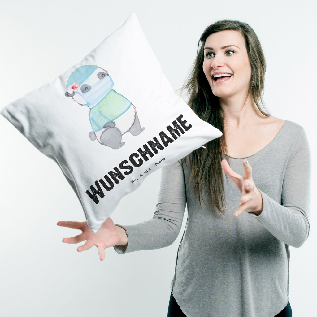 Personalisiertes Kissen Chirurgin mit Herz Kissen, personalisiert, Name, Wunschname, bedrucken, Kopfkissen, Beruf, Ausbildung, Jubiläum, Abschied, Rente, Kollege, Kollegin, Geschenk, Schenken, Arbeitskollege, Mitarbeiter, Firma, Danke, Dankeschön, Chirurgin, Unfallchirurgini, Notfallchirurgin, Krankenhaus, Ärztin, Medizinerin
