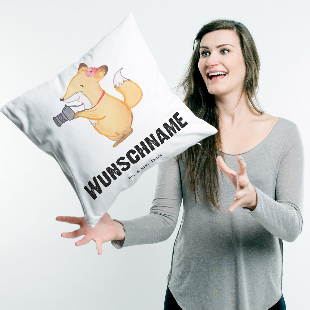 Personalisiertes Kissen Fotografin mit Herz Kissen, personalisiert, Name, Wunschname, bedrucken, Kopfkissen, Beruf, Ausbildung, Jubiläum, Abschied, Rente, Kollege, Kollegin, Geschenk, Schenken, Arbeitskollege, Mitarbeiter, Firma, Danke, Dankeschön, Fotografin, Fotoreporterin, Hobbyfotografin, Hochzeitsfotografin, Fotografie, Profi Fotografin