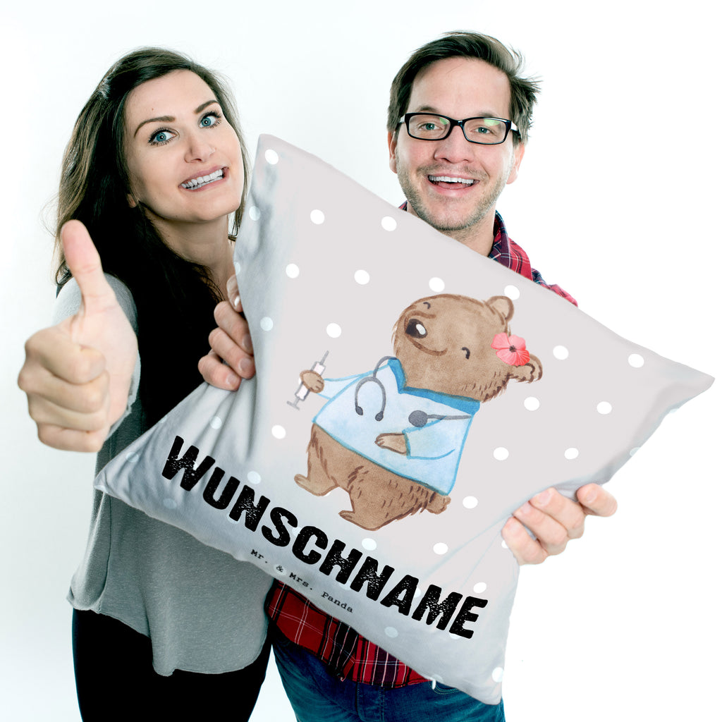 Personalisiertes Kissen Krankenpflegehelferin mit Herz Kissen, personalisiert, Name, Wunschname, bedrucken, Kopfkissen, Beruf, Ausbildung, Jubiläum, Abschied, Rente, Kollege, Kollegin, Geschenk, Schenken, Arbeitskollege, Mitarbeiter, Firma, Danke, Dankeschön, Krankenpflegehelferin, Pflegehelferin, Pflegekraft