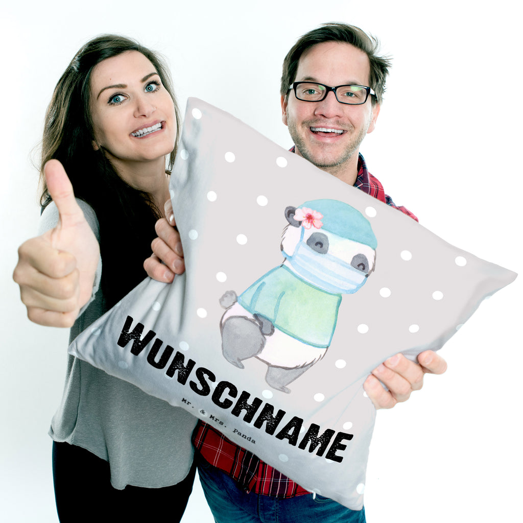 Personalisiertes Kissen Operationsassistentin mit Herz Kissen, personalisiert, Name, Wunschname, bedrucken, Kopfkissen, Beruf, Ausbildung, Jubiläum, Abschied, Rente, Kollege, Kollegin, Geschenk, Schenken, Arbeitskollege, Mitarbeiter, Firma, Danke, Dankeschön, Operationsassistentin, Operationstechnische Assistentin, OTA, OP Assistentin, Operationsassistenz