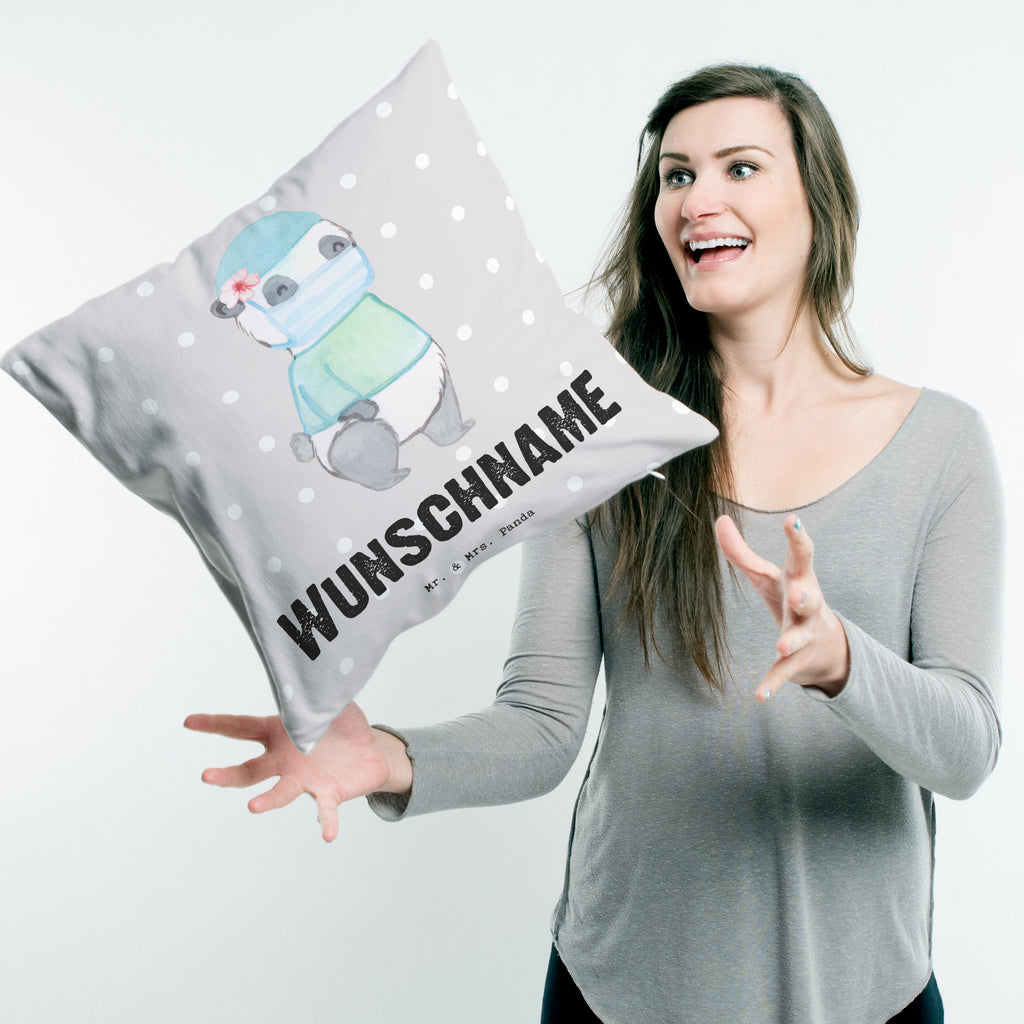 Personalisiertes Kissen Operationsassistentin mit Herz Kissen, personalisiert, Name, Wunschname, bedrucken, Kopfkissen, Beruf, Ausbildung, Jubiläum, Abschied, Rente, Kollege, Kollegin, Geschenk, Schenken, Arbeitskollege, Mitarbeiter, Firma, Danke, Dankeschön, Operationsassistentin, Operationstechnische Assistentin, OTA, OP Assistentin, Operationsassistenz