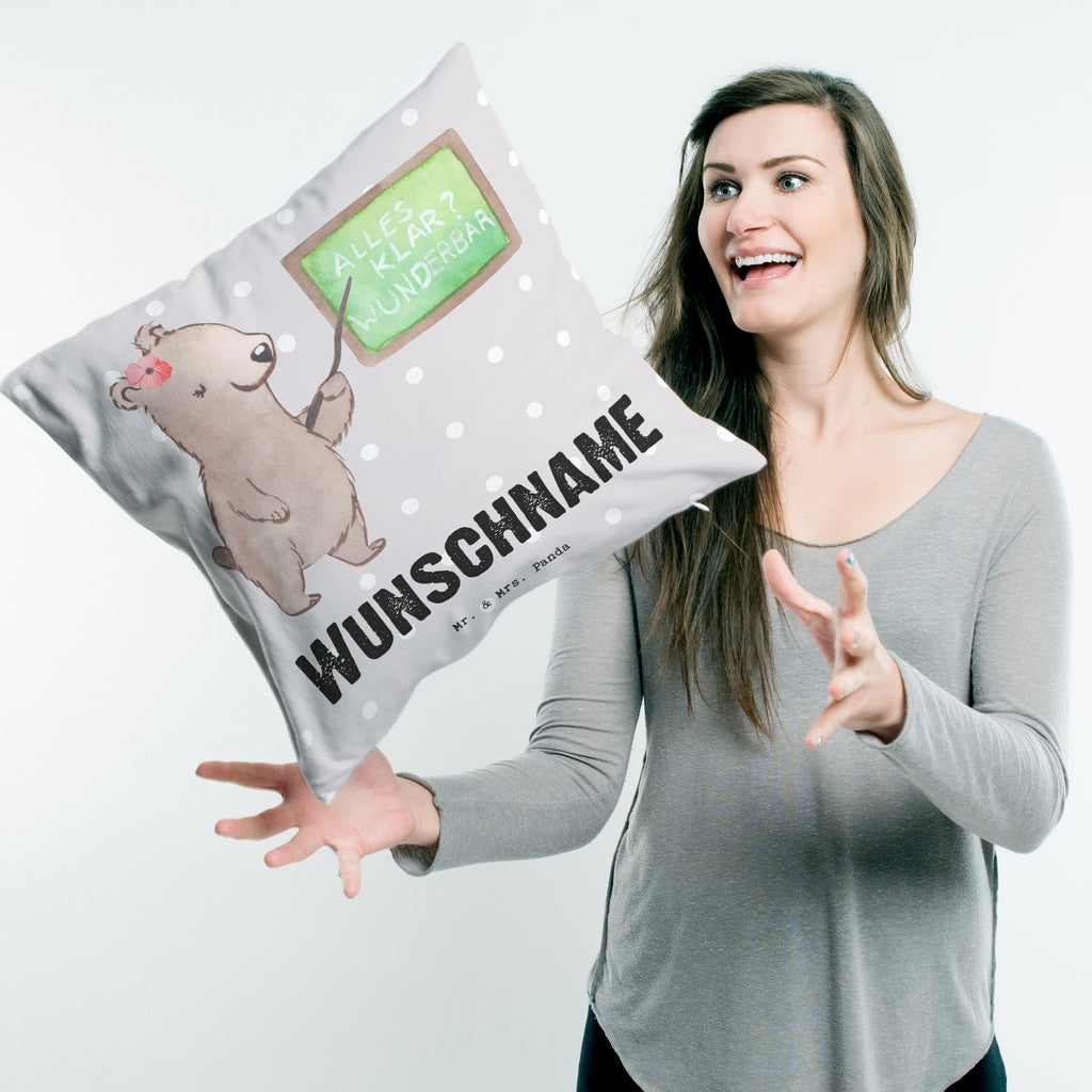 Personalisiertes Kissen Sachkundelehrerin mit Herz Kissen, personalisiert, Name, Wunschname, bedrucken, Kopfkissen, Beruf, Ausbildung, Jubiläum, Abschied, Rente, Kollege, Kollegin, Geschenk, Schenken, Arbeitskollege, Mitarbeiter, Firma, Danke, Dankeschön, Sachkundelehrerin, Sachkundeunterricht, Schule, Grundschule