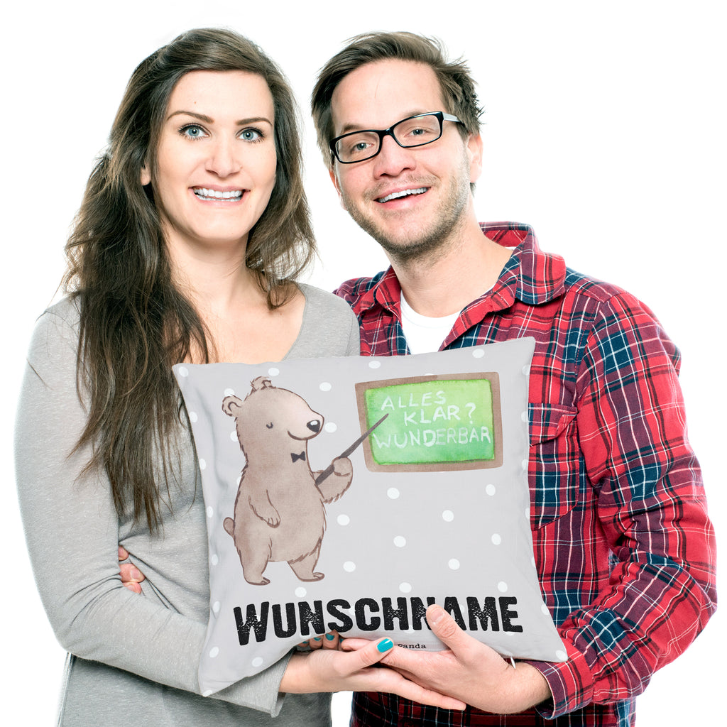 Personalisiertes Kissen Sachkundelehrer mit Herz Kissen, personalisiert, Name, Wunschname, bedrucken, Kopfkissen, Beruf, Ausbildung, Jubiläum, Abschied, Rente, Kollege, Kollegin, Geschenk, Schenken, Arbeitskollege, Mitarbeiter, Firma, Danke, Dankeschön, Sachkundelehrer, Sachkundeunterricht, Schule, Grundschule