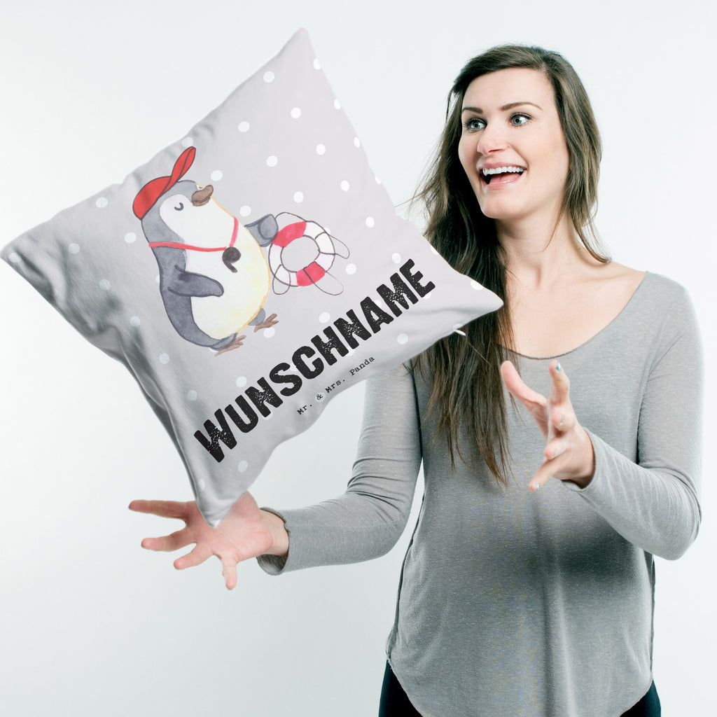 Personalisiertes Kissen Bademeister mit Herz Kissen, personalisiert, Name, Wunschname, bedrucken, Kopfkissen, Beruf, Ausbildung, Jubiläum, Abschied, Rente, Kollege, Kollegin, Geschenk, Schenken, Arbeitskollege, Mitarbeiter, Firma, Danke, Dankeschön, Bademeister, Rettungsschwimmer, Schwimmmeister, Schwimmbad, Freibad, Badeanstalt, Schwimmverein, Schwimmschule
