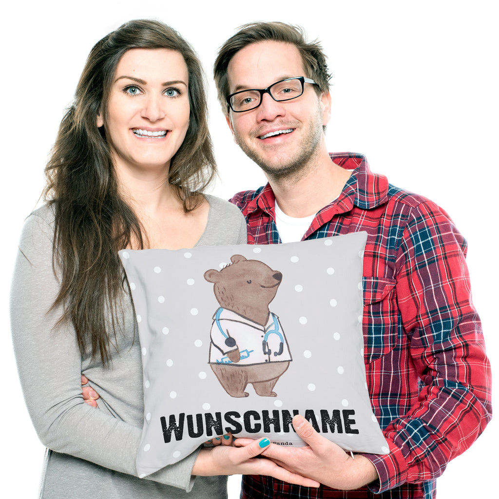 Personalisiertes Kissen Arzt mit Herz Kissen, personalisiert, Name, Wunschname, bedrucken, Kopfkissen, Beruf, Ausbildung, Jubiläum, Abschied, Rente, Kollege, Kollegin, Geschenk, Schenken, Arbeitskollege, Mitarbeiter, Firma, Danke, Dankeschön, Arzt, Hausarzt, Mediziner, Doktor, Medizinstudium, Doktortitel, Arztpraxis
