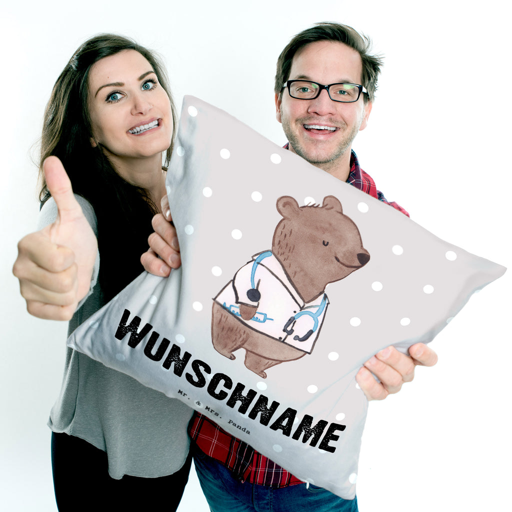 Personalisiertes Kissen Arzt mit Herz Kissen, personalisiert, Name, Wunschname, bedrucken, Kopfkissen, Beruf, Ausbildung, Jubiläum, Abschied, Rente, Kollege, Kollegin, Geschenk, Schenken, Arbeitskollege, Mitarbeiter, Firma, Danke, Dankeschön, Arzt, Hausarzt, Mediziner, Doktor, Medizinstudium, Doktortitel, Arztpraxis
