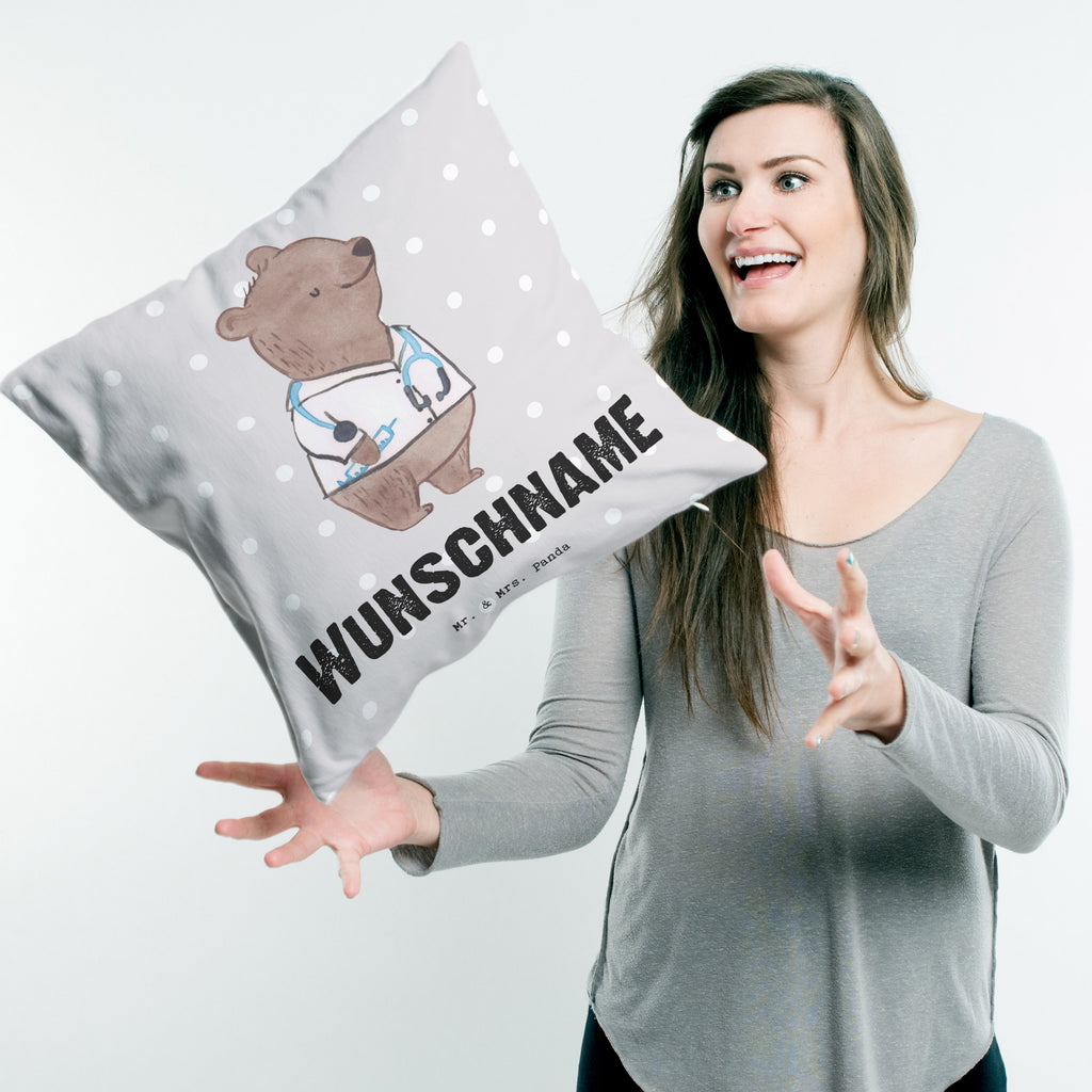 Personalisiertes Kissen Arzt mit Herz Kissen, personalisiert, Name, Wunschname, bedrucken, Kopfkissen, Beruf, Ausbildung, Jubiläum, Abschied, Rente, Kollege, Kollegin, Geschenk, Schenken, Arbeitskollege, Mitarbeiter, Firma, Danke, Dankeschön, Arzt, Hausarzt, Mediziner, Doktor, Medizinstudium, Doktortitel, Arztpraxis