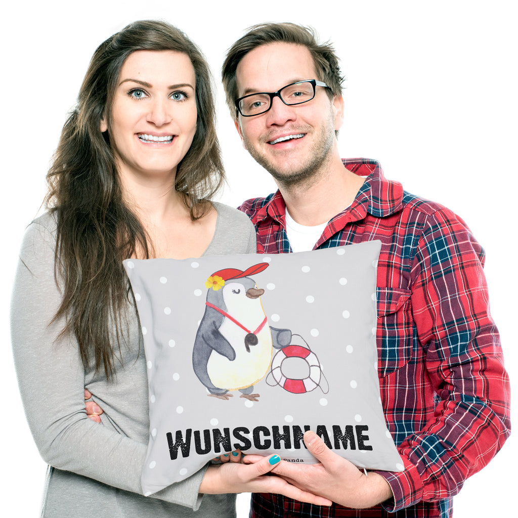 Personalisiertes Kissen Bademeisterin mit Herz Kissen, personalisiert, Name, Wunschname, bedrucken, Kopfkissen, Beruf, Ausbildung, Jubiläum, Abschied, Rente, Kollege, Kollegin, Geschenk, Schenken, Arbeitskollege, Mitarbeiter, Firma, Danke, Dankeschön, Bademeisterin, Rettungsschwimmerin, Schwimmmeisterin, Schwimmbad, Freibad, Badeanstalt, Schwimmverein, Schwimmschule