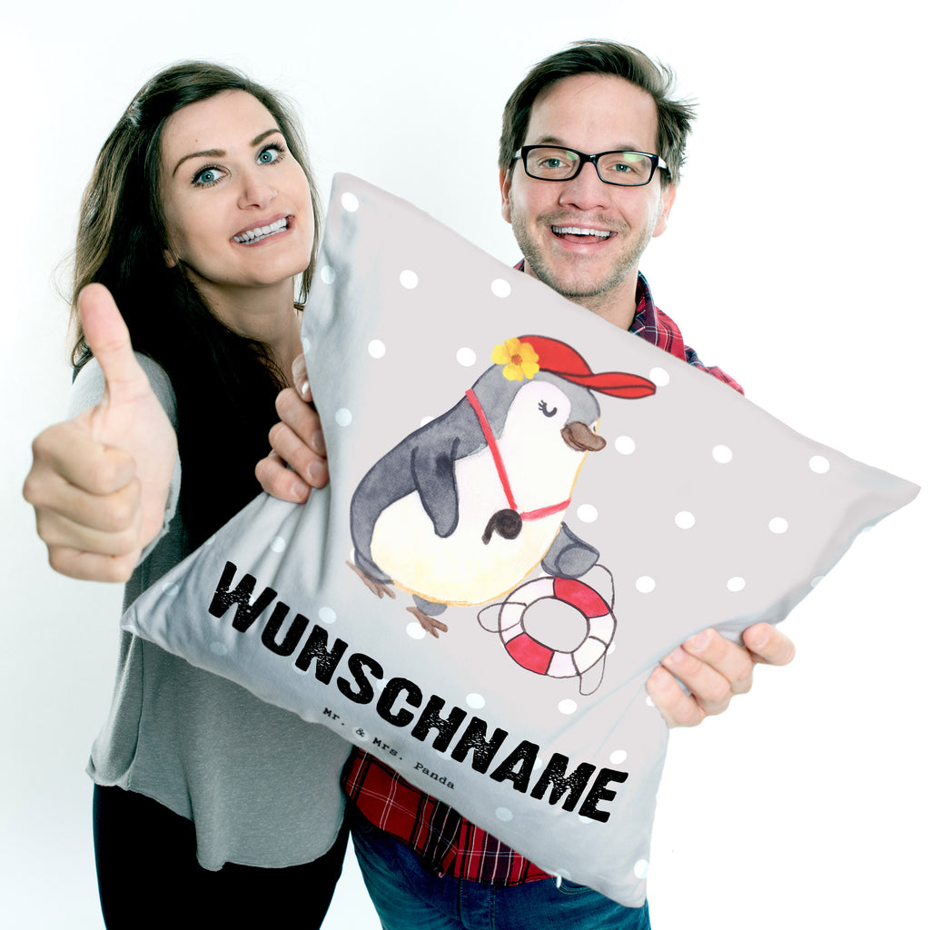 Personalisiertes Kissen Bademeisterin mit Herz Kissen, personalisiert, Name, Wunschname, bedrucken, Kopfkissen, Beruf, Ausbildung, Jubiläum, Abschied, Rente, Kollege, Kollegin, Geschenk, Schenken, Arbeitskollege, Mitarbeiter, Firma, Danke, Dankeschön, Bademeisterin, Rettungsschwimmerin, Schwimmmeisterin, Schwimmbad, Freibad, Badeanstalt, Schwimmverein, Schwimmschule