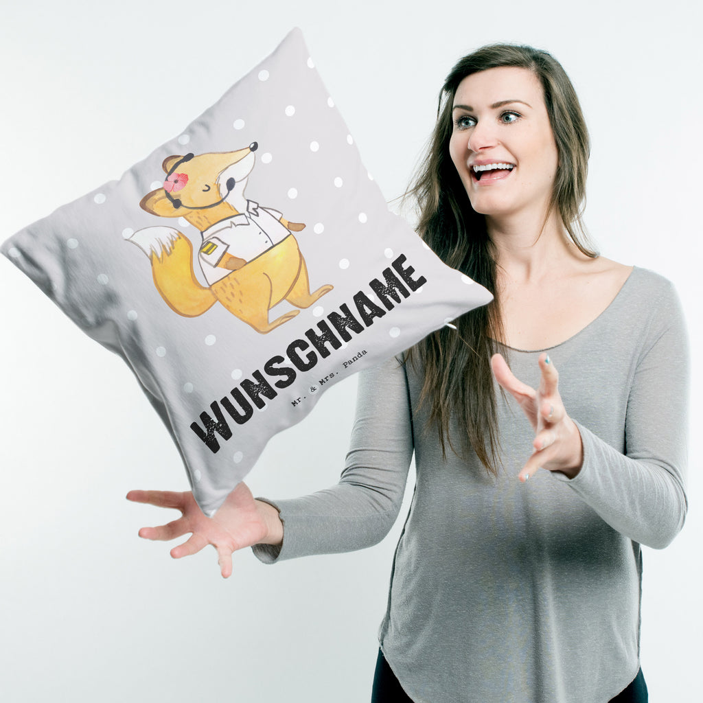 Personalisiertes Kissen Pilotin mit Herz Kissen, personalisiert, Name, Wunschname, bedrucken, Kopfkissen, Beruf, Ausbildung, Jubiläum, Abschied, Rente, Kollege, Kollegin, Geschenk, Schenken, Arbeitskollege, Mitarbeiter, Firma, Danke, Dankeschön, Pilotin, Flugkapitänin, Cockpit, Flugzeug