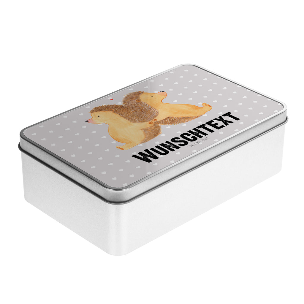 Personalisierte Metalldose Igel händchenhaltend Personalisierte Metalldose, Dose mit Namen, Namensdose, Kiste mit Namen, Namenskiste, Liebe, Partner, Freund, Freundin, Ehemann, Ehefrau, Heiraten, Verlobung, Heiratsantrag, Liebesgeschenk, Jahrestag, Hocheitstag, Igel, Igelliebe, Hand in Hand, Liebesbeweis, große Liebe, Liebesbotschaft, Hochzeit, Lieblingsmensch, Gemeinsamkeit, Love, Geschenk für zwei