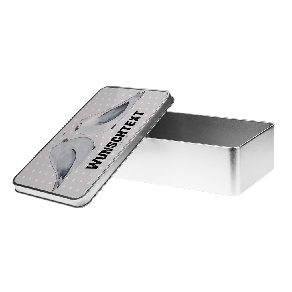 Personalisierte Metalldose Turteltauben Liebe Personalisierte Metalldose, Dose mit Namen, Namensdose, Kiste mit Namen, Namenskiste, Liebe, Partner, Freund, Freundin, Ehemann, Ehefrau, Heiraten, Verlobung, Heiratsantrag, Liebesgeschenk, Jahrestag, Hocheitstag, Turteltauben, Turteltäubchen, Tauben, Verliebt, Verlobt, Verheiratet, Geschenk Freundin, Geschenk Freund, Liebesbeweis, Hochzeitstag, Geschenk Hochzeit