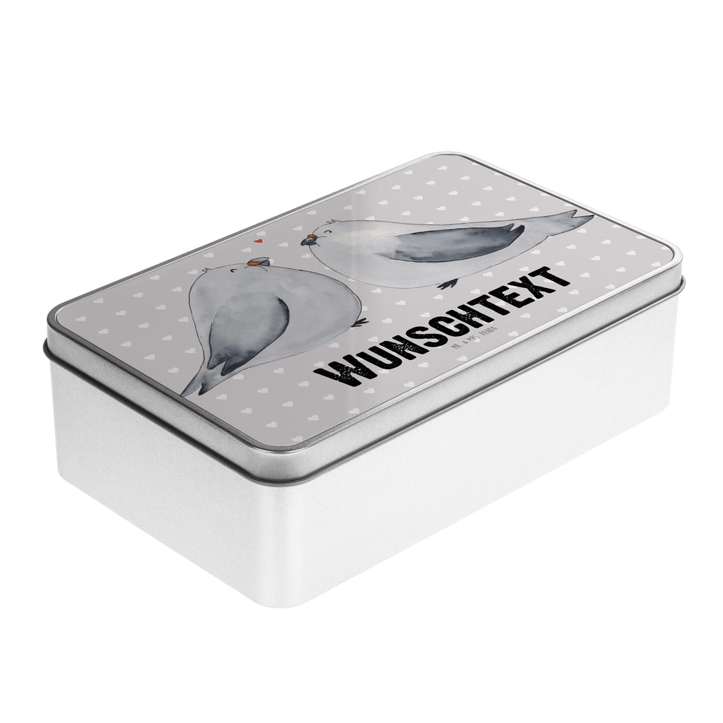 Personalisierte Metalldose Turteltauben Liebe Personalisierte Metalldose, Dose mit Namen, Namensdose, Kiste mit Namen, Namenskiste, Liebe, Partner, Freund, Freundin, Ehemann, Ehefrau, Heiraten, Verlobung, Heiratsantrag, Liebesgeschenk, Jahrestag, Hocheitstag, Turteltauben, Turteltäubchen, Tauben, Verliebt, Verlobt, Verheiratet, Geschenk Freundin, Geschenk Freund, Liebesbeweis, Hochzeitstag, Geschenk Hochzeit