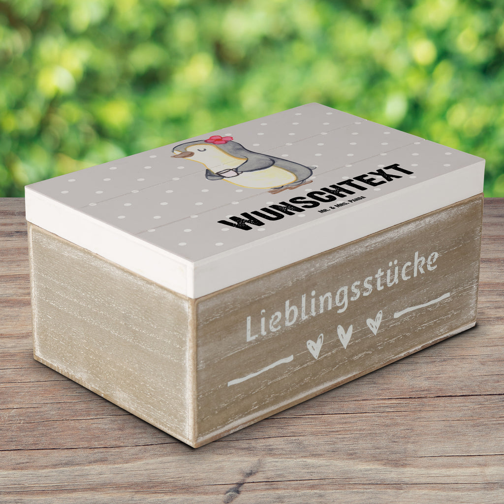 Personalisierte Holzkiste Pinguin Beste Schwiegermutter der Welt Holzkiste mit Namen, Kiste mit Namen, Schatzkiste mit Namen, Truhe mit Namen, Schatulle mit Namen, Erinnerungsbox mit Namen, Erinnerungskiste, mit Namen, Dekokiste mit Namen, Aufbewahrungsbox mit Namen, Holzkiste Personalisiert, Kiste Personalisiert, Schatzkiste Personalisiert, Truhe Personalisiert, Schatulle Personalisiert, Erinnerungsbox Personalisiert, Erinnerungskiste Personalisiert, Dekokiste Personalisiert, Aufbewahrungsbox Personalisiert, für, Dankeschön, Geschenk, Schenken, Geburtstag, Geburtstagsgeschenk, Geschenkidee, Danke, Bedanken, Mitbringsel, Freude machen, Geschenktipp, Schwiegermutter, Schwiegermama, Schwiegereltern, Mama, Mutter, Mutter des Ehepartners, angeheiratet