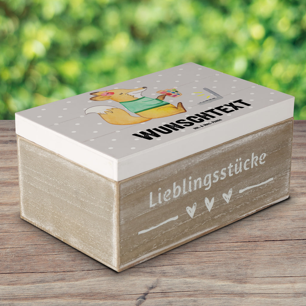 Personalisierte Holzkiste Grafikerin mit Herz Holzkiste mit Namen, Kiste mit Namen, Schatzkiste mit Namen, Truhe mit Namen, Schatulle mit Namen, Erinnerungsbox mit Namen, Erinnerungskiste, mit Namen, Dekokiste mit Namen, Aufbewahrungsbox mit Namen, Holzkiste Personalisiert, Kiste Personalisiert, Schatzkiste Personalisiert, Truhe Personalisiert, Schatulle Personalisiert, Erinnerungsbox Personalisiert, Erinnerungskiste Personalisiert, Dekokiste Personalisiert, Aufbewahrungsbox Personalisiert, Beruf, Ausbildung, Jubiläum, Abschied, Rente, Kollege, Kollegin, Geschenk, Schenken, Arbeitskollege, Mitarbeiter, Firma, Danke, Dankeschön, Grafikerin, Designer, Mediengestalter, Grafikdesignerin