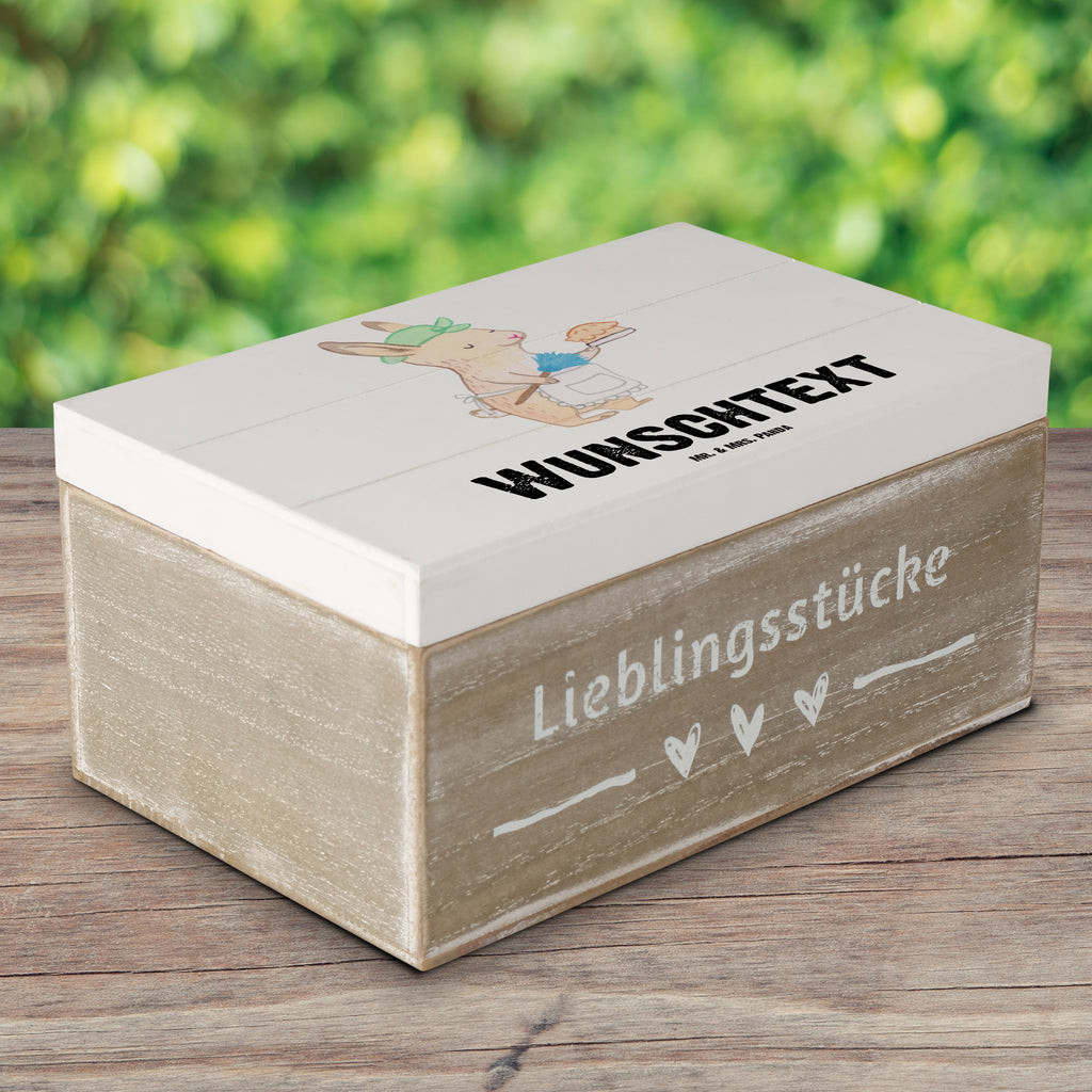 Personalisierte Holzkiste Haushaltshilfe mit Herz Holzkiste mit Namen, Kiste mit Namen, Schatzkiste mit Namen, Truhe mit Namen, Schatulle mit Namen, Erinnerungsbox mit Namen, Erinnerungskiste, mit Namen, Dekokiste mit Namen, Aufbewahrungsbox mit Namen, Holzkiste Personalisiert, Kiste Personalisiert, Schatzkiste Personalisiert, Truhe Personalisiert, Schatulle Personalisiert, Erinnerungsbox Personalisiert, Erinnerungskiste Personalisiert, Dekokiste Personalisiert, Aufbewahrungsbox Personalisiert, Beruf, Ausbildung, Jubiläum, Abschied, Rente, Kollege, Kollegin, Geschenk, Schenken, Arbeitskollege, Mitarbeiter, Firma, Danke, Dankeschön, Haushaltshilfe, Putzfrau, Reinigungskraft