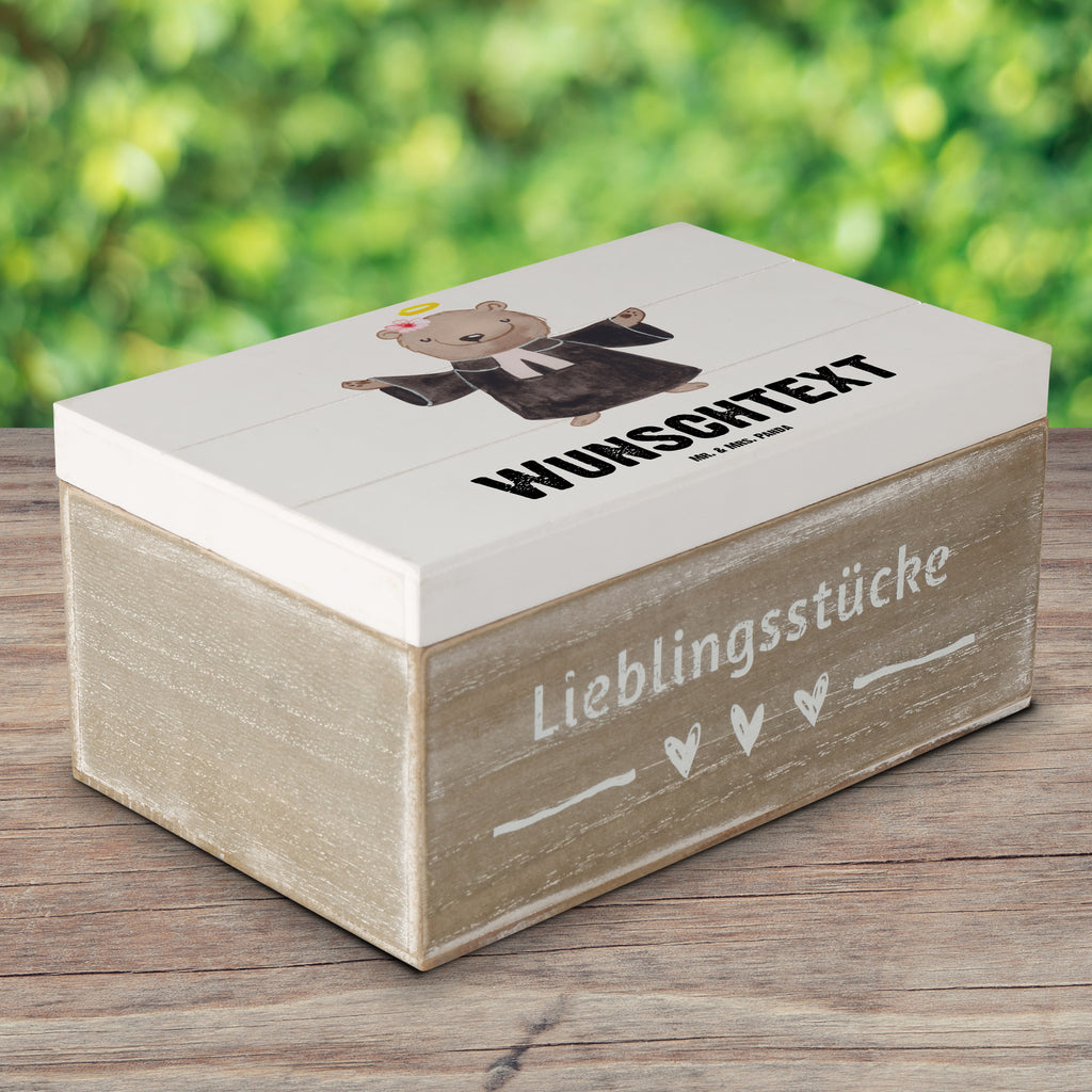 Personalisierte Holzkiste Pfarrerin mit Herz Holzkiste mit Namen, Kiste mit Namen, Schatzkiste mit Namen, Truhe mit Namen, Schatulle mit Namen, Erinnerungsbox mit Namen, Erinnerungskiste, mit Namen, Dekokiste mit Namen, Aufbewahrungsbox mit Namen, Holzkiste Personalisiert, Kiste Personalisiert, Schatzkiste Personalisiert, Truhe Personalisiert, Schatulle Personalisiert, Erinnerungsbox Personalisiert, Erinnerungskiste Personalisiert, Dekokiste Personalisiert, Aufbewahrungsbox Personalisiert, Beruf, Ausbildung, Jubiläum, Abschied, Rente, Kollege, Kollegin, Geschenk, Schenken, Arbeitskollege, Mitarbeiter, Firma, Danke, Dankeschön, Pastorin, Dienerin Gottes<br />Geistliche, Pfarrerin, Predigerin<br />Priesterin, Theologin, Kirche