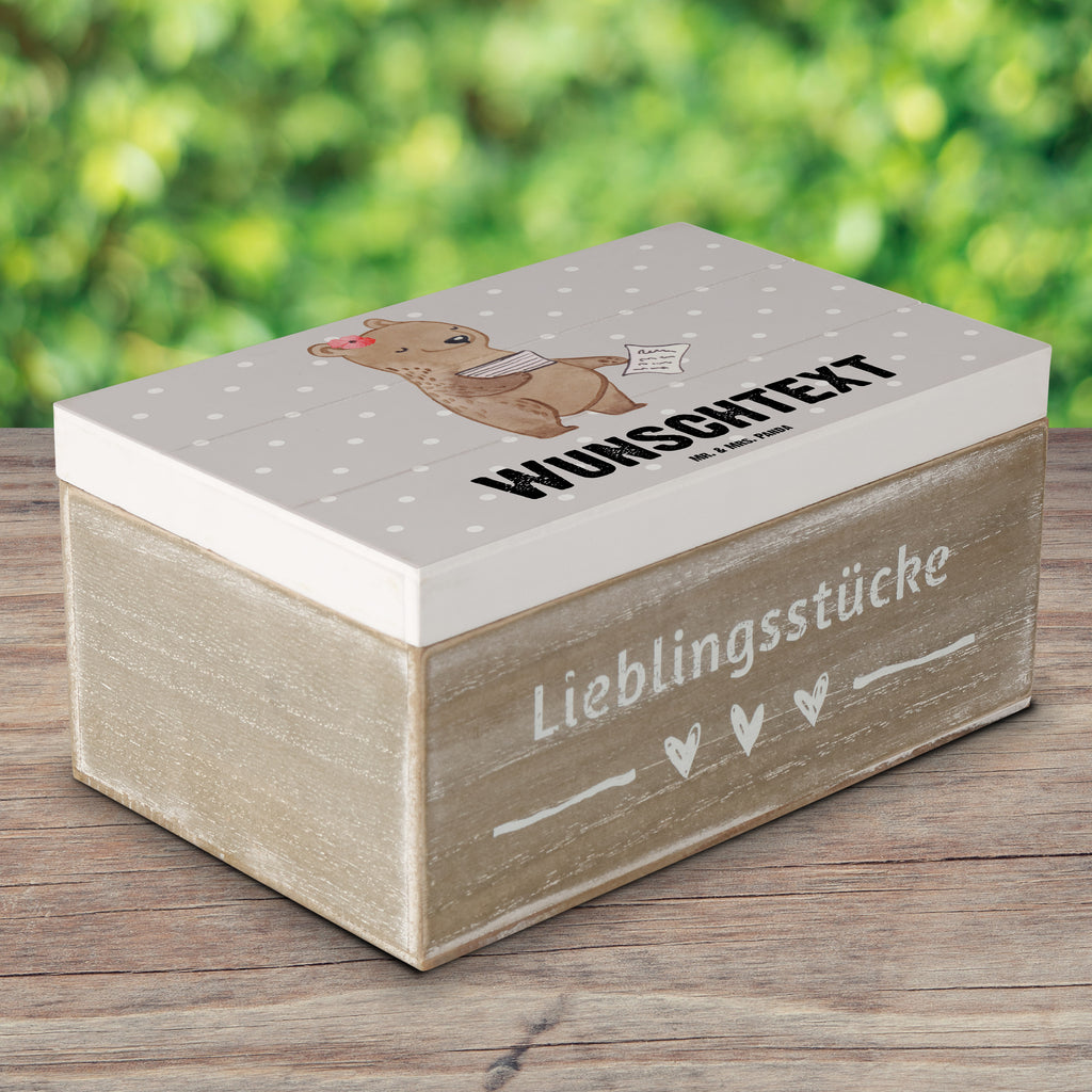 Personalisierte Holzkiste Buchhalterin mit Herz Holzkiste mit Namen, Kiste mit Namen, Schatzkiste mit Namen, Truhe mit Namen, Schatulle mit Namen, Erinnerungsbox mit Namen, Erinnerungskiste, mit Namen, Dekokiste mit Namen, Aufbewahrungsbox mit Namen, Holzkiste Personalisiert, Kiste Personalisiert, Schatzkiste Personalisiert, Truhe Personalisiert, Schatulle Personalisiert, Erinnerungsbox Personalisiert, Erinnerungskiste Personalisiert, Dekokiste Personalisiert, Aufbewahrungsbox Personalisiert, Beruf, Ausbildung, Jubiläum, Abschied, Rente, Kollege, Kollegin, Geschenk, Schenken, Arbeitskollege, Mitarbeiter, Firma, Danke, Dankeschön, Buchhalter, in Bürojob, Backoffice Mitarbeiterin, Angestellte