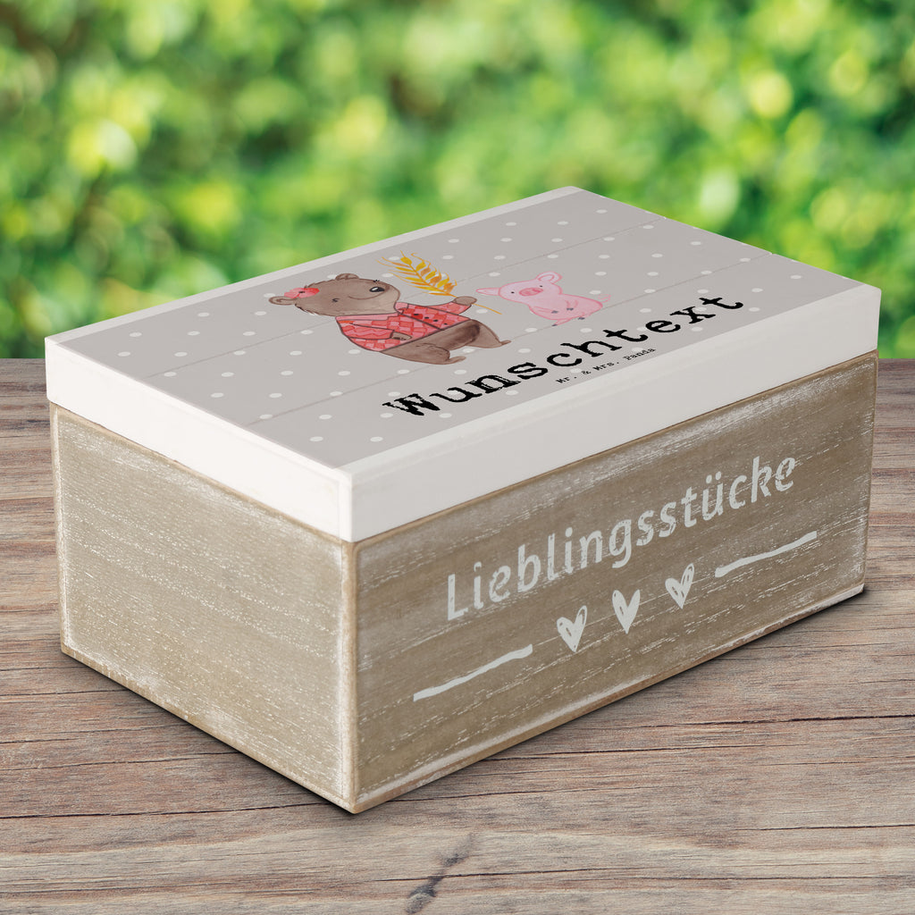 Personalisierte Holzkiste Bäuerin mit Herz Holzkiste mit Namen, Kiste mit Namen, Schatzkiste mit Namen, Truhe mit Namen, Schatulle mit Namen, Erinnerungsbox mit Namen, Erinnerungskiste, mit Namen, Dekokiste mit Namen, Aufbewahrungsbox mit Namen, Holzkiste Personalisiert, Kiste Personalisiert, Schatzkiste Personalisiert, Truhe Personalisiert, Schatulle Personalisiert, Erinnerungsbox Personalisiert, Erinnerungskiste Personalisiert, Dekokiste Personalisiert, Aufbewahrungsbox Personalisiert, Beruf, Ausbildung, Jubiläum, Abschied, Rente, Kollege, Kollegin, Geschenk, Schenken, Arbeitskollege, Mitarbeiter, Firma, Danke, Dankeschön, Landwirtin, Bäuerin, Tierwirtin, Agronomin, Farmerin, Bauernhof