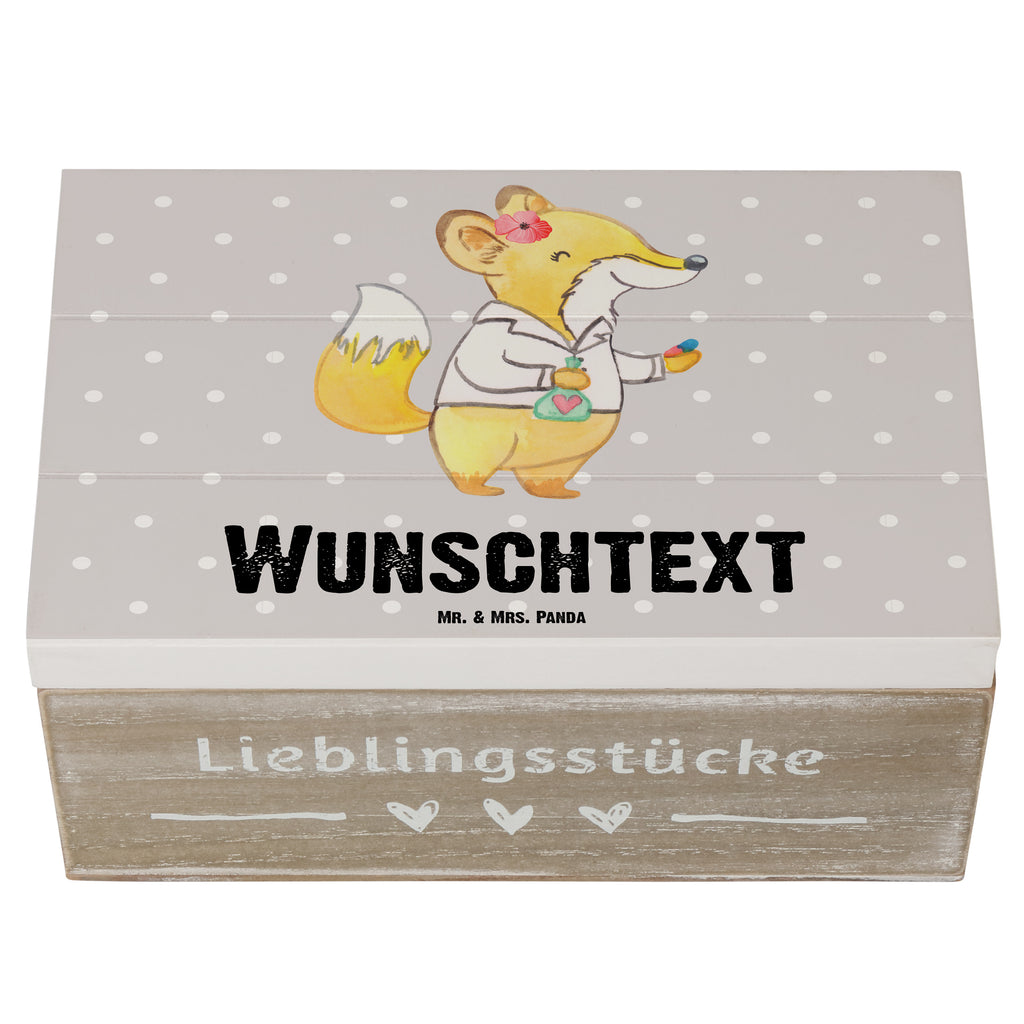 Personalisierte Holzkiste Apothekerin mit Herz Holzkiste mit Namen, Kiste mit Namen, Schatzkiste mit Namen, Truhe mit Namen, Schatulle mit Namen, Erinnerungsbox mit Namen, Erinnerungskiste, mit Namen, Dekokiste mit Namen, Aufbewahrungsbox mit Namen, Holzkiste Personalisiert, Kiste Personalisiert, Schatzkiste Personalisiert, Truhe Personalisiert, Schatulle Personalisiert, Erinnerungsbox Personalisiert, Erinnerungskiste Personalisiert, Dekokiste Personalisiert, Aufbewahrungsbox Personalisiert, Beruf, Ausbildung, Jubiläum, Abschied, Rente, Kollege, Kollegin, Geschenk, Schenken, Arbeitskollege, Mitarbeiter, Firma, Danke, Dankeschön, Apothekerin, Pharmazie, Staatsexamen, Approbation, Eröffnung Apotheke