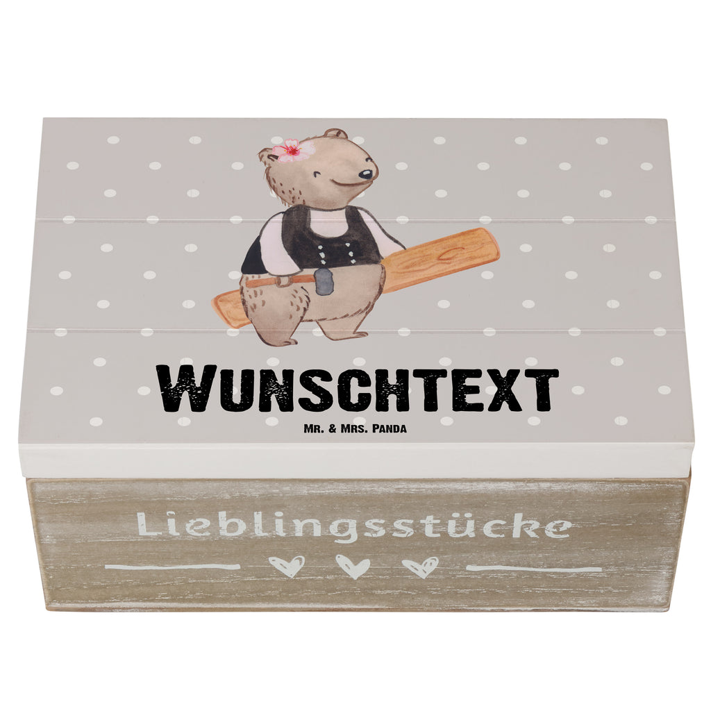 Personalisierte Holzkiste Zimmerfrau mit Herz Holzkiste mit Namen, Kiste mit Namen, Schatzkiste mit Namen, Truhe mit Namen, Schatulle mit Namen, Erinnerungsbox mit Namen, Erinnerungskiste, mit Namen, Dekokiste mit Namen, Aufbewahrungsbox mit Namen, Holzkiste Personalisiert, Kiste Personalisiert, Schatzkiste Personalisiert, Truhe Personalisiert, Schatulle Personalisiert, Erinnerungsbox Personalisiert, Erinnerungskiste Personalisiert, Dekokiste Personalisiert, Aufbewahrungsbox Personalisiert, Beruf, Ausbildung, Jubiläum, Abschied, Rente, Kollege, Kollegin, Geschenk, Schenken, Arbeitskollege, Mitarbeiter, Firma, Danke, Dankeschön