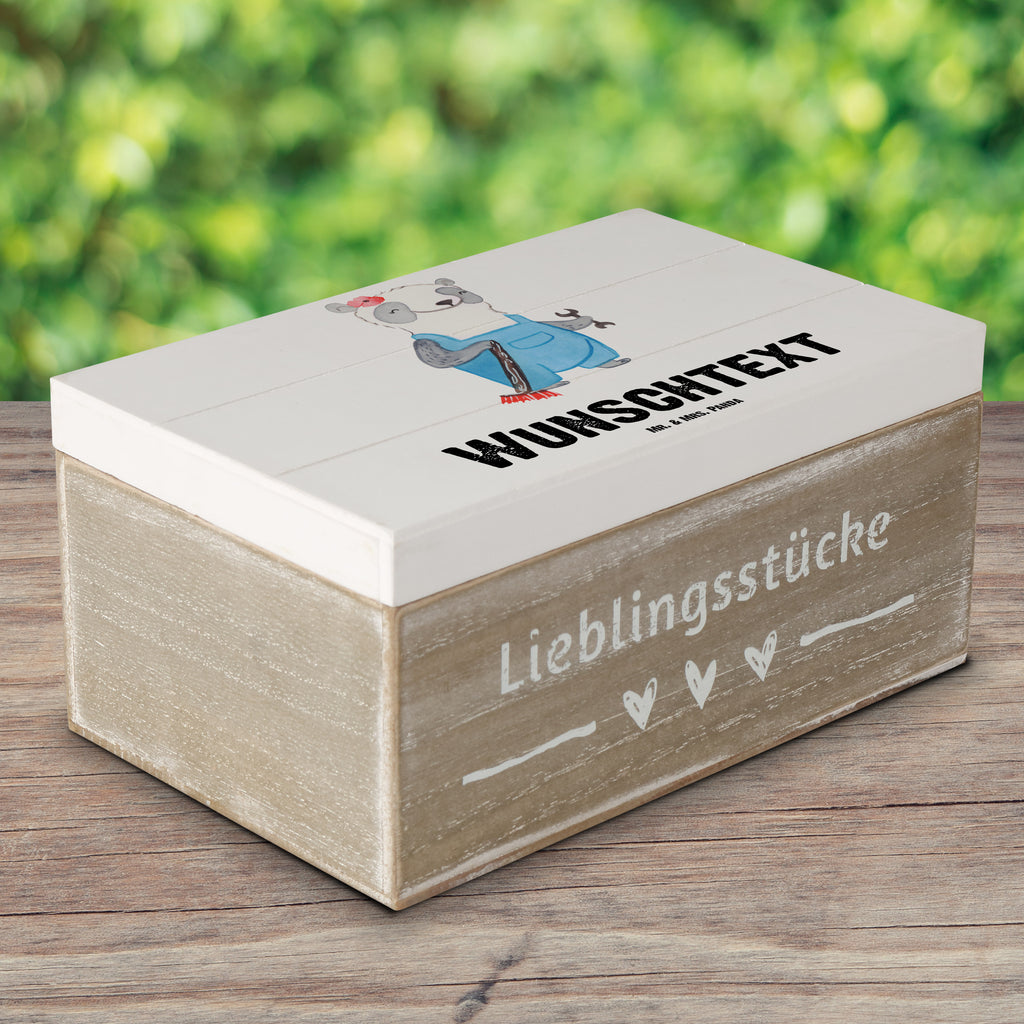 Personalisierte Holzkiste Hausmeisterin mit Herz Holzkiste mit Namen, Kiste mit Namen, Schatzkiste mit Namen, Truhe mit Namen, Schatulle mit Namen, Erinnerungsbox mit Namen, Erinnerungskiste, mit Namen, Dekokiste mit Namen, Aufbewahrungsbox mit Namen, Holzkiste Personalisiert, Kiste Personalisiert, Schatzkiste Personalisiert, Truhe Personalisiert, Schatulle Personalisiert, Erinnerungsbox Personalisiert, Erinnerungskiste Personalisiert, Dekokiste Personalisiert, Aufbewahrungsbox Personalisiert, Beruf, Ausbildung, Jubiläum, Abschied, Rente, Kollege, Kollegin, Geschenk, Schenken, Arbeitskollege, Mitarbeiter, Firma, Danke, Dankeschön, Hausmeisterin, Concierge, Hausverwalterin, Facility Manager