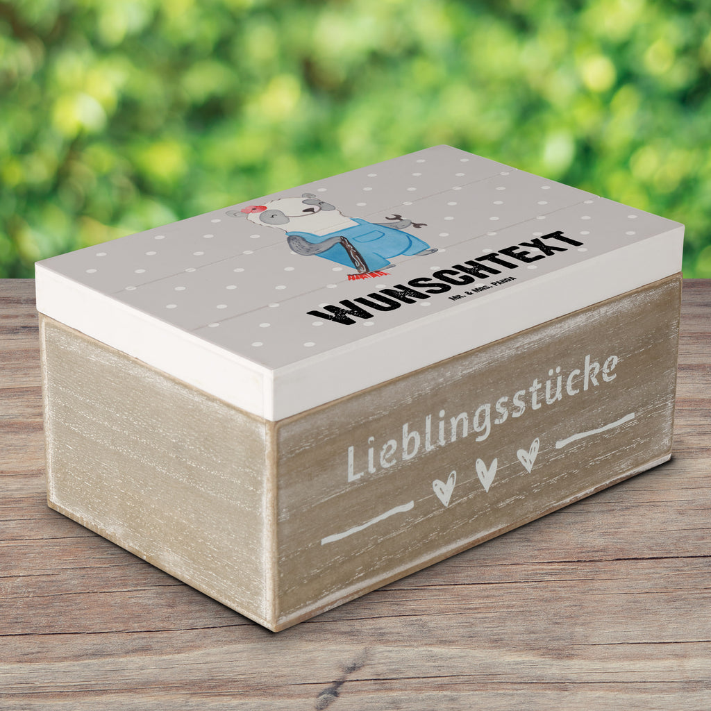 Personalisierte Holzkiste Hausmeisterin mit Herz Holzkiste mit Namen, Kiste mit Namen, Schatzkiste mit Namen, Truhe mit Namen, Schatulle mit Namen, Erinnerungsbox mit Namen, Erinnerungskiste, mit Namen, Dekokiste mit Namen, Aufbewahrungsbox mit Namen, Holzkiste Personalisiert, Kiste Personalisiert, Schatzkiste Personalisiert, Truhe Personalisiert, Schatulle Personalisiert, Erinnerungsbox Personalisiert, Erinnerungskiste Personalisiert, Dekokiste Personalisiert, Aufbewahrungsbox Personalisiert, Beruf, Ausbildung, Jubiläum, Abschied, Rente, Kollege, Kollegin, Geschenk, Schenken, Arbeitskollege, Mitarbeiter, Firma, Danke, Dankeschön, Hausmeisterin, Concierge, Hausverwalterin, Facility Manager
